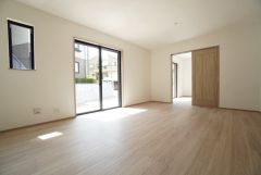 大きな窓のあるリビングは、陽光あふれる明るい空間です。居心地良く、ご家族皆がゆったり寛げる憩いの空間となりそうです。
