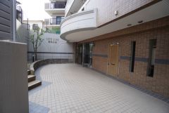 エントランスは奥まった位置にあり、防犯性に配慮した動線となっています。落ち着いた雰囲気のアプローチが魅力です＾＾