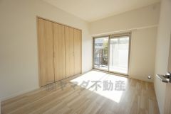 6.3帖。木の温もりが優しいフローリングとクローゼット扉、シンプルなクロスで、住む人のこだわりを活かす洋室＾＾広めのクローゼットもあり荷物もすっきり片付けられ、ゆとりのある暮らしが出来ます＾＾ 
