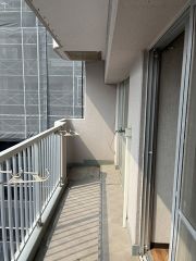 バルコニーは日当たり良好です。お洗濯物も気持ちよく干せそうです。日光浴をしたり、星を眺めたりも良いですね^^