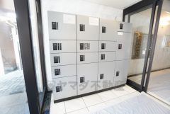 宅配ボックス付き。お仕事中や外出中などの不在時にも荷物が受け取れるのはとっても便利ですね＾＾セキュリティ面でも安心です＾＾