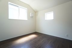 2面採光を確保した明るい室内は、風通しも良く、大変居心地の良い空間となっております。日当たりがよく、子供部屋としての利用もおすすめ。