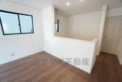 窓から光が差し込む明るいダイニングです＾＾