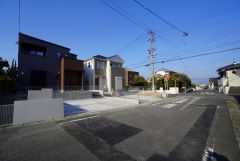 前面道路は南側約6.58ｍの公道に面しています。道路幅が広いので駐車もラクラクできそうですね＾＾ 