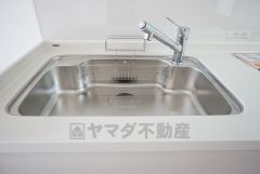 大きなお鍋も楽々洗える幅の広いシンクです＾＾ステンレスシンクなので簡単にお掃除できますよ。洗剤やスポンジもすっきりできる収納付き。