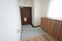 たっぷり収納できるシューズボックスです。家族全員の靴がきれいに整頓できます。棚の上にお花や写真を飾っても良いですね＾＾