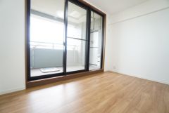 4.5帖洋室。 住む人のこだわりを活かす洋室。バルコニーにも面しているのでしっかり明るい部屋となります。