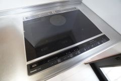 お手入れのしやすいIHクッキングヒーターです。3口コンロなので、効率よくお料理が楽しめます。毎日のお料理も楽しくなりますね＾＾