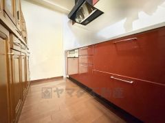 収納も、作業スペースも広々と設けられた使いやすいシステムキッチンです＾＾リビングでの寛ぎを邪魔しない仕様です＾＾生活感が出にくいので急な来客にも困りませんね＾＾ 