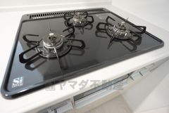 3種類の料理が同時に調理できる、3口ガスコンロ。忙しい夕食の支度時間が短縮できて効率よくお料理が楽しめます。
