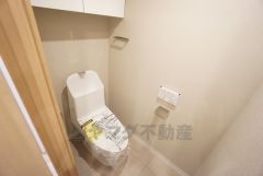 温水洗浄機付トイレです。上部には収納棚付き。トイレットペーパーや清掃用品もすっきりと整理できます＾＾