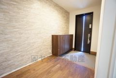 ご家族の靴をスッキリと片付けられるシューズボックス付きの玄関。