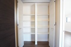 お子様の小さい靴から男性の大きな靴までたっぷり収納出来るシューズボックス。お子様の成長と共に増えていく靴も楽々しまう事が出来ます。