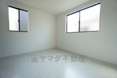 6.5帖。2面採光を確保した明るい室内は、風通しも良く、大変居心地の良い空間となっております。日当たりがよく、子供部屋としての利用もおすすめ。