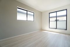 デザインクロスが2階洋室の雰囲気を上品に仕上げています。いつもと違う雰囲気のお部屋をお楽しみください。