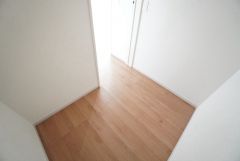 収納力豊富なウォークインクローゼット。洋服や小物などを1箇所にまとめて美しい収納を実現します。スーツケースのような大型の荷物も置けます＾＾
