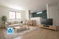 大きな掃き出し窓のあるリビングは、陽光あふれる明るい空間です。ゆったりと寛げる憩いの場となりそうです。 家具はCGによるイメージ画像