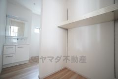衣類やタオルの収納スペースを確保。