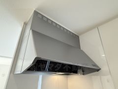 コンロ上には換気扇完備＾＾すぐ横に小窓が設けられているので、換気扇と合わせてWで換気できます＾＾