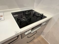 3種類の料理が同時に調理できる、3口ガスコンロ。忙しい夕食の支度時間が短縮できて効率よくお料理が楽しめます。