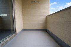 幅広のインナーバルコニーは多少の雨でも洗濯物を守ってくれ、家事を助けてくれること間違いなし。