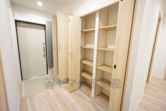 玄関にはシューズボックスとシューズインクロークと別にホール部分にも収納あり＾＾玄関回りの収納に困りませんね＾＾
