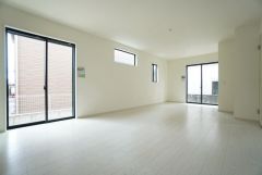 南西側に大きな窓があるリビングダイニング。家族団らんのひと時を明るく演出します。