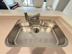 大きなお鍋も楽々洗える幅の広いシンクです＾＾ステンレスシンクなので簡単にお掃除できますよ。洗剤やスポンジもすっきりできる収納付き。