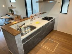 対面式キッチンなのでリビングにいるご家族とコミュニケーションを取りながら洗い物や、お料理が楽しめそうですね＾＾