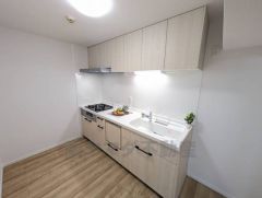 収納も、作業スペースも広々と設けられた使いやすいシステムキッチンです＾＾奥まった場所にキッチンを配置。リビングやダイニングでの寛ぎを邪魔しない仕様です＾＾生活感が出にくいので急な来客にも困りません＾＾