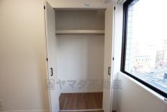 洋室にはハンガーパイプ付きのクローゼットが設けられています。全居室収納付きです＾＾