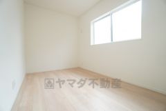 家具を選ばないナチュラルなフローリングとシンプルなクロスです＾＾