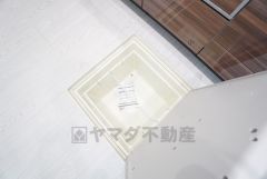 キッチンに床下収納があります。長期保存ができるもの、調理器具、防災グッズを入れておくのもいいですね。