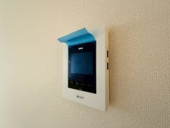 防犯はもちろん、セールスマン対策にもなるモニター付きインターホンです。お子さん1人での留守番時にも活躍しそうです。