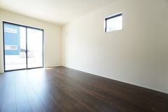 7.5帖。主寝室としてお使いいただけそうなこちらのお部屋は、日当たりが良く、爽やかな風を感じて起きる朝は、快適生活の始まりに。