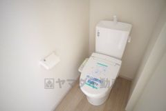 1階2階の2ヶ所にトイレがありますので、忙しい朝にも家族に気を使わず、ゆとりが生まれますね＾＾ 小窓付きで換気する時に便利です＾＾