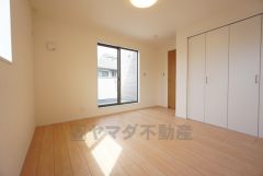 7.1帖。主寝室としてお使いいただけそうなこちらのお部屋は、日当たりが良く、爽やかな風を感じて起きる朝は、快適生活の始まりに。 