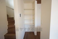 キッチン横にパントリーあり＾＾長期保存ができるもの、調理器具、防災グッズを入れておくのもいいですね。