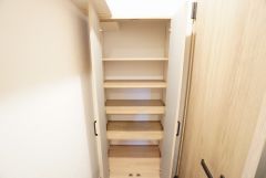 ホールには可動棚タイプの収納付き。