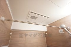 浴室暖房乾燥機には、暖房、乾燥、涼風、換気の4つの機能が付いています。タイマー付きです。