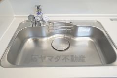 大きなお鍋も楽々洗える幅の広いシンクです＾＾ステンレスシンクなので簡単にお掃除できますよ。洗剤やスポンジもすっきりできる収納付き。
