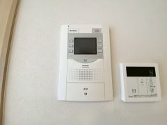 防犯はもちろん、セールスマン対策にもなるモニター付きインターホンです。お子さん1人での留守番時にも活躍しそうです。 