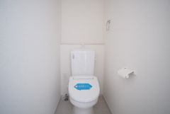 1階2階の2ヶ所にトイレがありますので、忙しい朝にも家族に気を使わず、ゆとりが生まれますね＾＾上部には収納棚付きで、トイレットペーパーや掃除用品を収納できてすっきり整理整頓されたトイレに＾＾