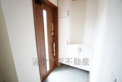 玄関扉にスリットのある明るい玄関です＾＾ ステキな玄関で帰ってくるのが楽しみになりそうですね＾＾