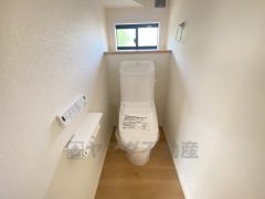 ウォシュレット付トイレです。1階2階の2ヶ所にトイレがあるので、忙しい朝にもゆとりができますね。