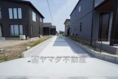 駐車スペースはゆとりある縦列3台分を確保。マイカー用に、お客さま用に、余裕を持ってご利用いただけます＾＾ 