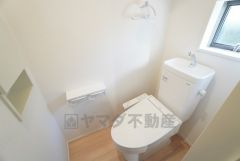 1階2階の2ヶ所にトイレがありますので、忙しい朝にも家族に気を使わず、ゆとりが生まれますね＾＾ 小窓付きで換気する時に便利です＾＾