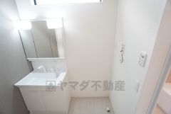 ランドリースペース上部には窓も付いており換気に便利です＾＾