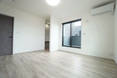 主寝室としてお使いいただけそうなこちらのお部屋は、日当たりが良く、爽やかな風を感じて起きる朝は、快適生活の始まりに。