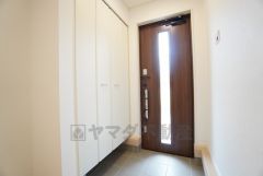 玄関扉にスリットのある明るい玄関です＾＾ たっぷり収納できるシューズボックス付きなので、家族全員の靴がきれいに整頓できます。 